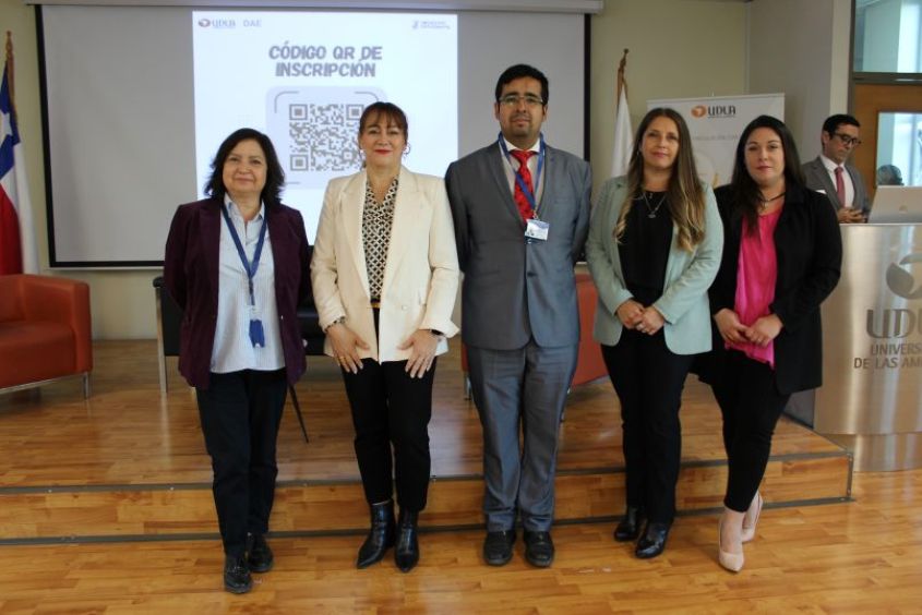 Directora Regional de Valparaíso junto a representantes de la universidad.