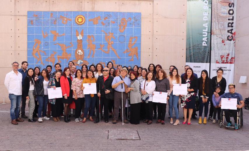 Directora Nacional de Senadis junto a los representantes de los proyectos certificados en la ceremonia. 