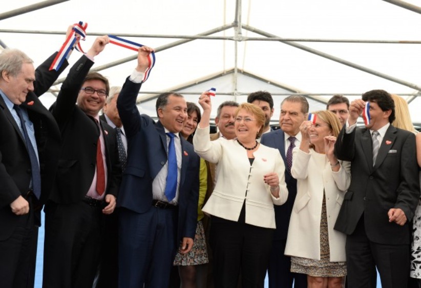 Presidenta Bachelet y Ministro de Desarrollo Social, Marcos Barraza, en la ceremonia de inauguración.