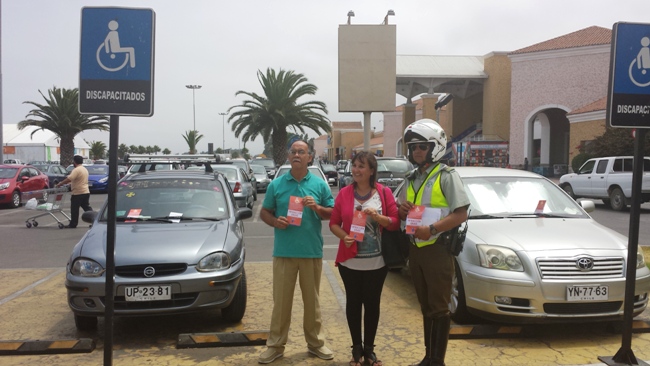 Directora Regional junto a Carabineros