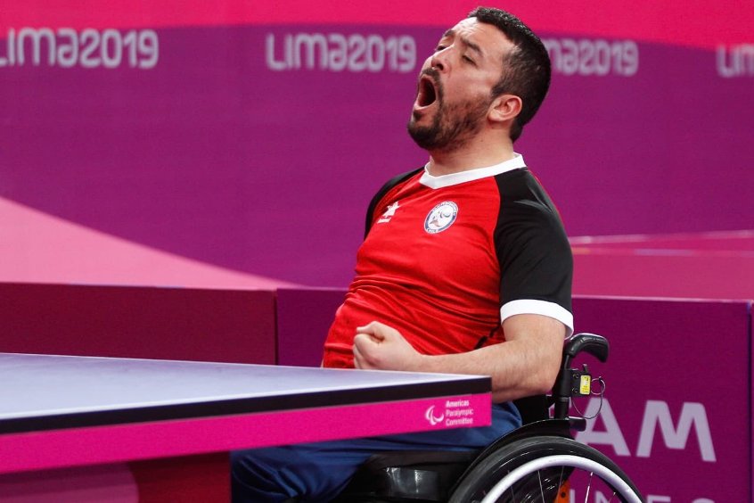 Cristian González celebra sus dos victorias en tenis de mesa.