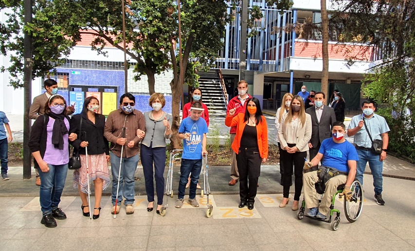 Autoridades junto a las personas que asistieron a la actividad.