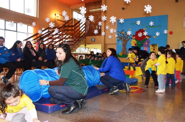 Niños utilizando elementos de la canasta de sicomotricidad del convenio senadis, junji, integra