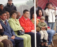 En la fotografía aparece la Coordinadora Regional de Fonadis junto a una mujer con un niño en braz