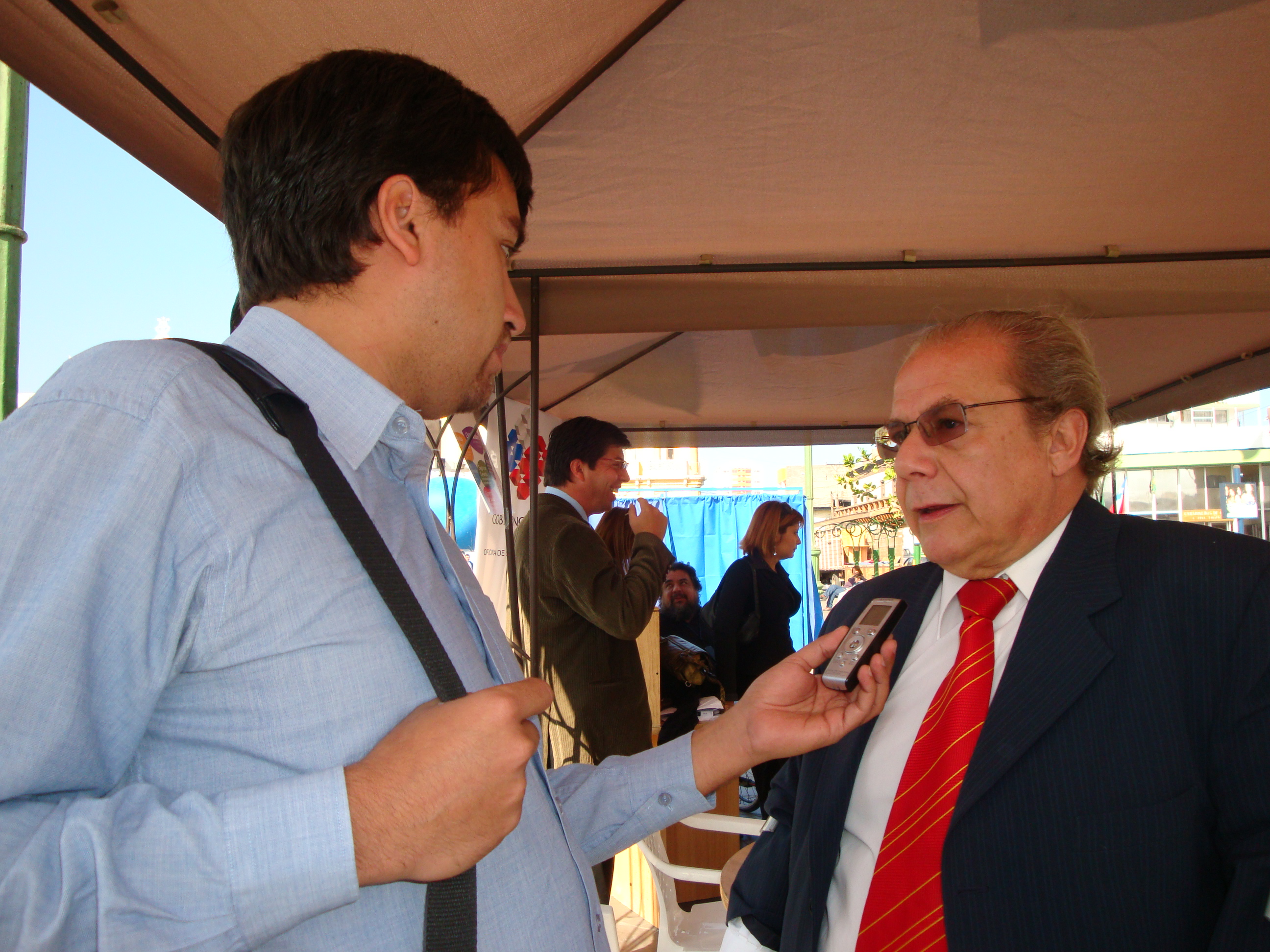 El Secretario Ejecutivo hablando con uno de los medios regionales