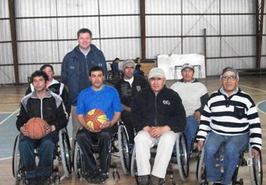 Subdirector del SENADIS junto a los deportistas en silla de ruedas.