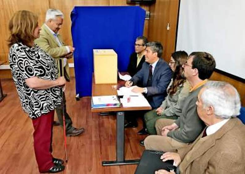 Autoridades junto a las personas que asistieron a la actividad.