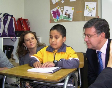 Directora Nacional del SENADIS y Ministro de Educación junto a un niño con discapacidad visual que tiene un texto en sistema Braille.