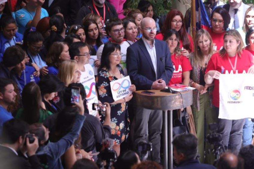 Ministro Jackson en punto de prensa luego de aprobación de proyecto de ley TEA