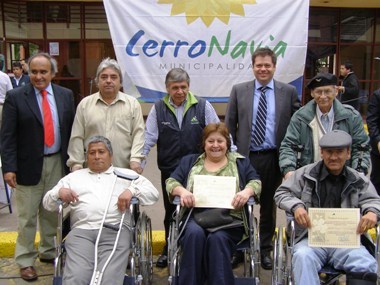 El Subdirector Nacional del Senadis, Oscar Mellado y el Alcalde de Cerro Navia, Luis Plaza, hacen entrega de ayudas técnicas.