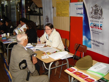 Pilar Villaroel, funcionaria del SENADIS responde las consultas de un habitante de Isla Puluqui.