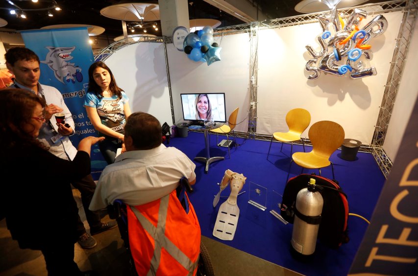 Personas visitando un stand de Expo Inclusión. 