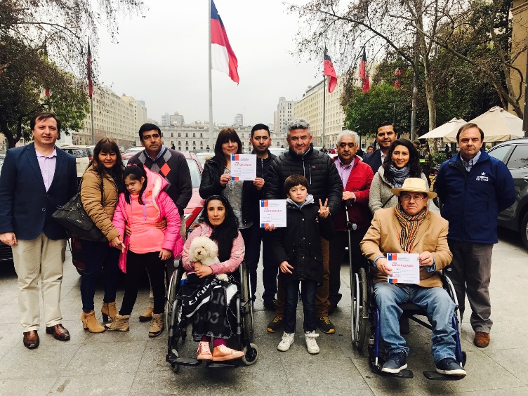 Subsecretario de Transporte, Directora Regional y Seremi, junto a beneficiados con cupos Taxis Ejecutivos.