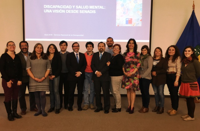 Director Nacional de Senadis junto a los profesionales que participaron en el libro