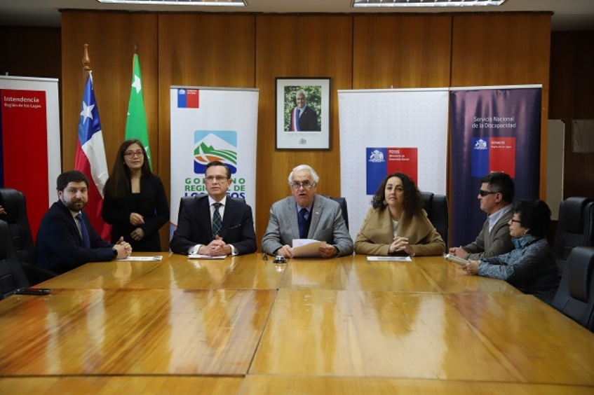 Autoridades junto a Víctor Hugo Ojeda en el lanzamiento del Programa Yo Emprendo para personas con discapacidad.