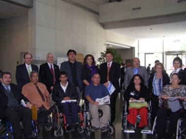 Subdirector Nacional del Senadis y Gerente General de Mutual junto a funcionarios y pensionados.