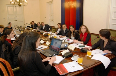 Las autoridades integrantes del Comité de Ministros de la Discapacidad en plena sesión de trabajo.