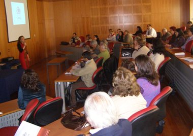 Directora Nacional del Senadis en segunda consulta ciudadana hablando a las personas asistentes.