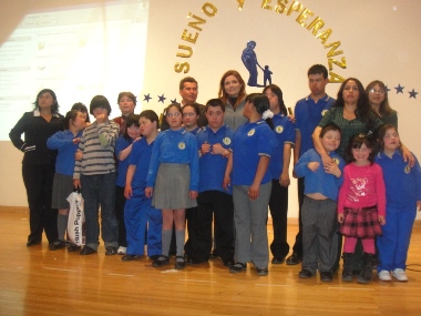 La Coordinadora del Senadis junto a un grupo de jóvenes con síndrome de Down de la Agrupación Sueño y Esperanza Down de Calama. 