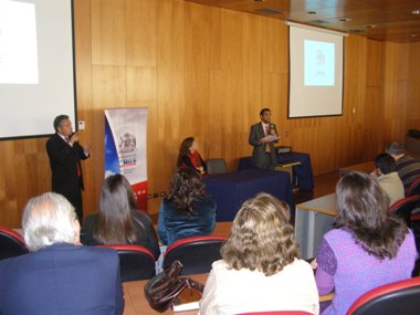 Víctor Flores, profesional del Senadis y los asistentes a la segunda consulta ciudadana realizada en el mes de septiembre.