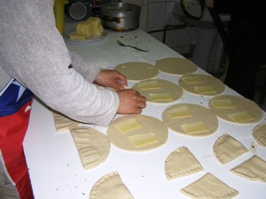 En un mesón hay masas para la elaboración de empanadas. Proyecto Senadis: Masitas Ruhue.