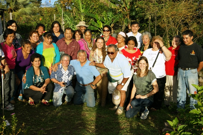Directora Nacional de Senadis junto a representantes de la Asociación Kaharaia