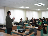 En la fotografía aparece el profesional de Fonadis hablando al público