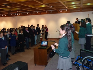 El coro de Lengua de Señas de la Escuela Baquedano quienes interpretaron el Himno Nacional.