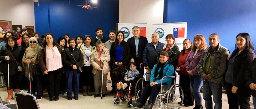 Autoridades junto a las personas beneficiadas.