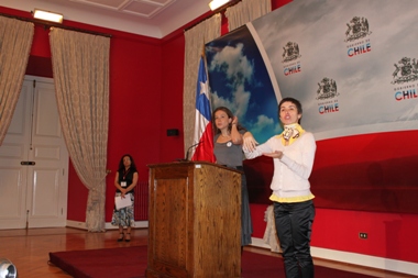 La Directora Nacional del Senadis realizando su discurso y a su lado la intérprete de Lengua de Señas, Andrea González.