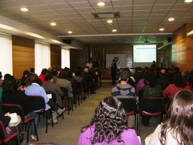 La Coordiandora de Gestión Operativa de la Región de La Araucanía, Daniela Guerrero realizando uno de los talleres.