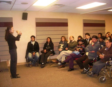 Los asistentes a la jornada de difusión del Primer Concurso de Proyectos de la provincia de Elqui y la intérprete de Lengua de Señas.