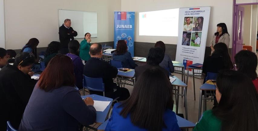 Padres, Apoderados y profesionales que trabajan con estudiantes con discapacidad participan en diálogo realizado por SENADIS y JUNAEB Antofagasta