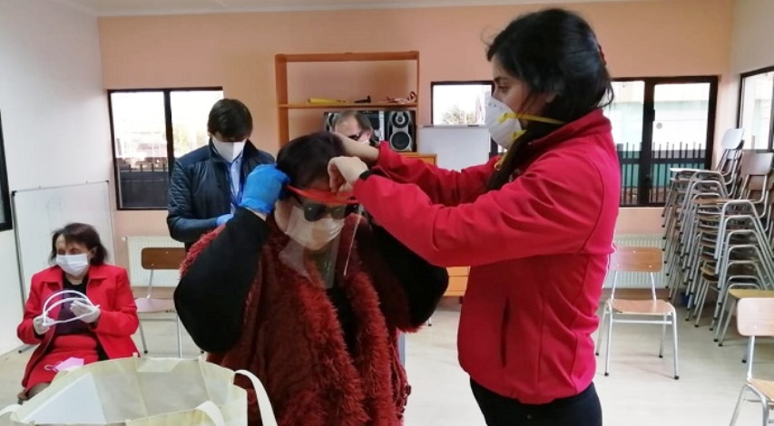 Autoridades hacen entrega de mascarillas y escudos faciales.