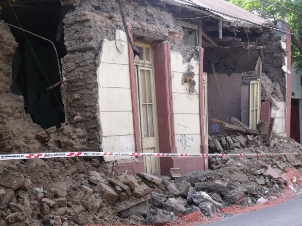 Casa destruida producto del terremoto de febrero de 2010