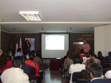 Los profesionales realizando la capacitación a los asistentes a la jornada.