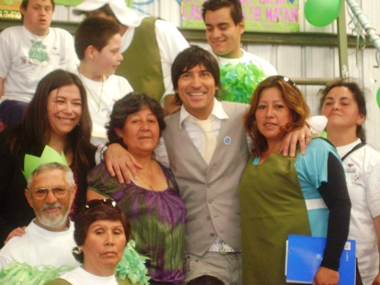 Loretto Vidal Marín junto a Iván Zamorano y la agrupación 