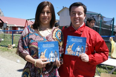 La Coordinadora de Gestión Operativa del senadis, Bárbara Díaz junto al Gobernador de la Provincia de Coyhaique, Néstor Mera.