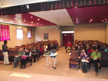 Representante del Senadis realizando taller formativos para la postulación a proyectos del Primer Concurso Nacional de Proyectos Senadis 2011. 