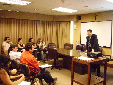 Oscar Mellado Berríos expone en taller.