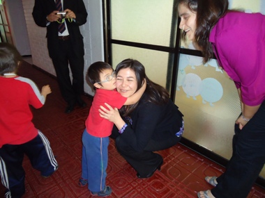 La Directora Metropolitana del Senadis junto a un niño de la Escuela Especial Nuevo Mundo.