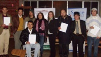 En la fotografía aparecen las personas que asistieron al curso mostrando sus diplomas