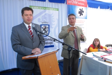 El Subdirector Nacional del Senadis, Oscar Mellado realizando su discurso en la Plaza de Armas.