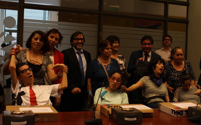 Director Nacional junto a Ministro Marcos Barraza y beneficiados recibiendo sus computadores