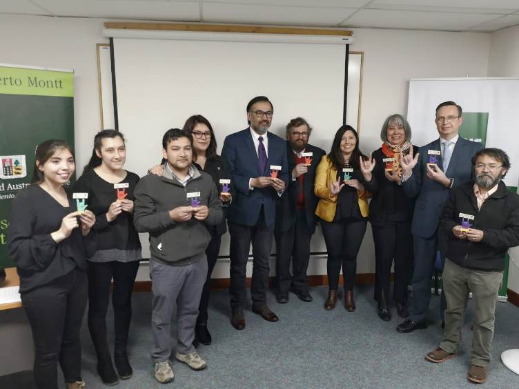 Autoridades junto a representantes de la comunidad sorda.