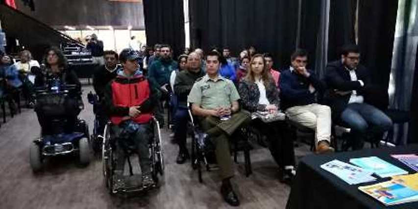 Autoridades junto a las personas que asistieron a la actividad.