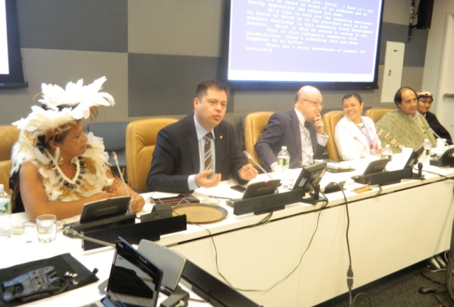 Subdirector Nacional y los representantes de los pueblos indígenas en el Side-Event.