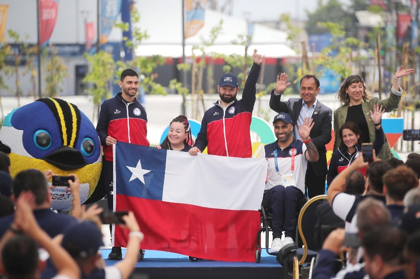 Presidente Gabriel Boric entrega bandera nacional a deportistas del Team ParaChile