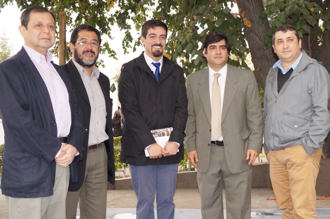 Director Nacional junto con el Director del INRPAC y asistentes a la actividad. 