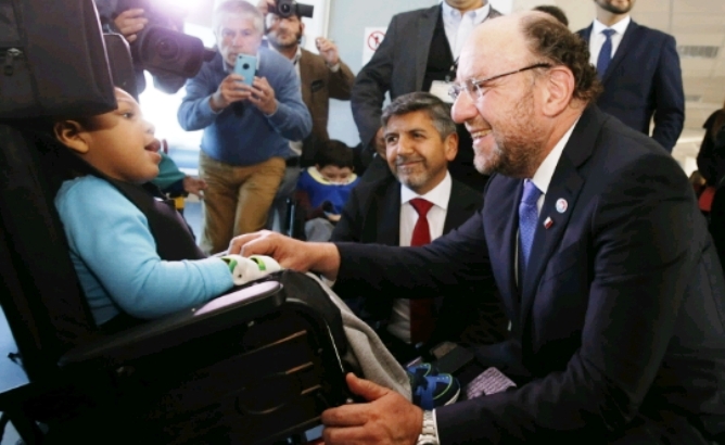 Ministro Moreno saluda a niño con discapacidad en su visita al Sanatorio Marítimo.